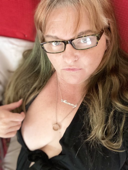 My man just left for work and I&rsquo;m suddenly so horny!  Wanna sext? https://t.co/BtfDEx4y7W to shoot me