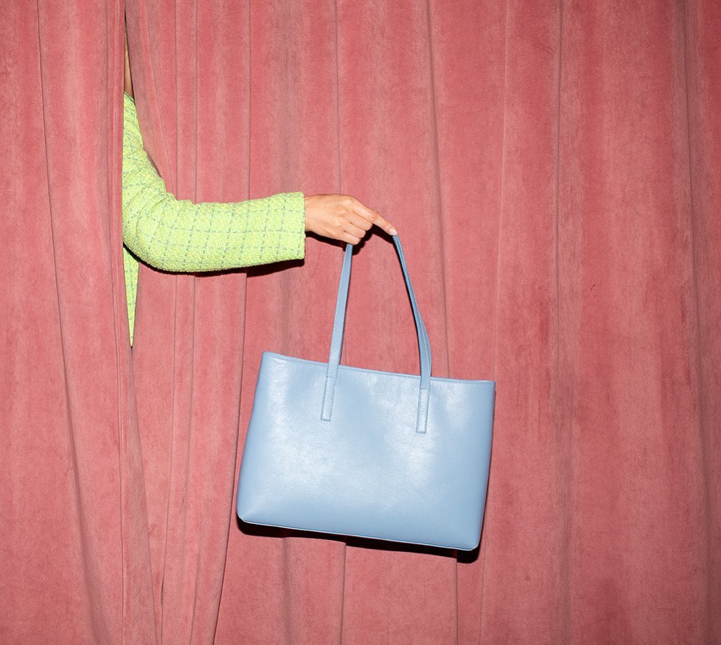 nickihoyne's tweet photo. Something new is coming… 👀 Nicki Hoyne Tote Bags are currently available to buy at a special 10% off for Pre-Order! 🥳
Who is excited for totes? 🙌🏻 Check out the available colourways on https://t.co/gaVd9VvLuD! ✨
#totebag #tote #totestyle #nickihoyne https://t.co/zDFF6vNWVI