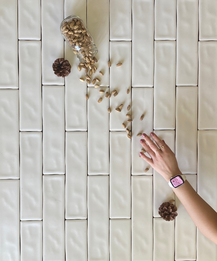 Subway tiles are a classic look. You can create a gorgeous herringbone shape or keep the brick style depending on tile placement. Iris blanco in matte finish looks stunning both ways 😍
.
.
.
.
#interiordesign #ihavethisthingwithtiles
#ceramic #ceramictile #ceramickitchen