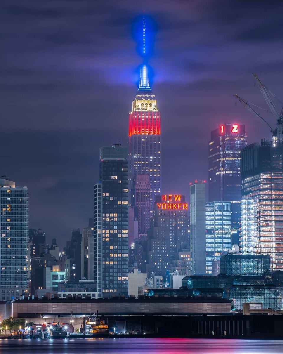 Proudly shining in the colors of the American flag for Memorial Day 🇺🇸 
 
📷: jay_roams/IG #ESBright