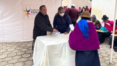 DefPublicaEC's tweet photo. La @DefPublicaEC de #Chimborazo dictó una charla a los habitantes de la parroquia #Pulucate, cantón #Colta, sobre prevención de abuso sexual y maltrato infantil. También, con autoridades del GAD parroquial de #Columbe, articuló atenciones legales gratuitas a sus moradores. https://t.co/G1jSLvSIoT