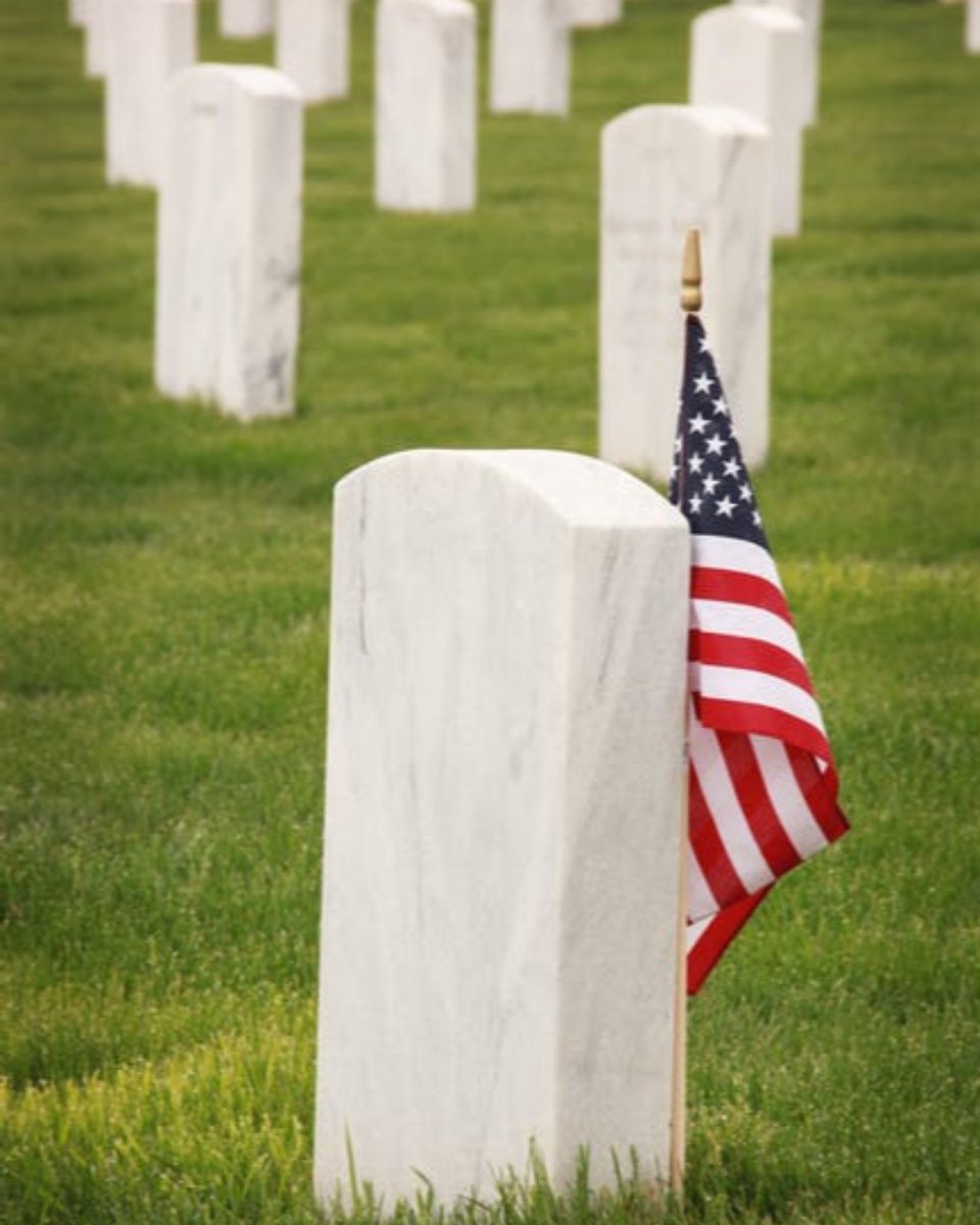 dfs_phoenix's tweet photo. We remember and honor those who have lost their lives in military service.  From all of us at Dress for Success Phoenix, thank you to the brave men and women who have made the ultimate sacrifice. https://t.co/fZs2uDswNm