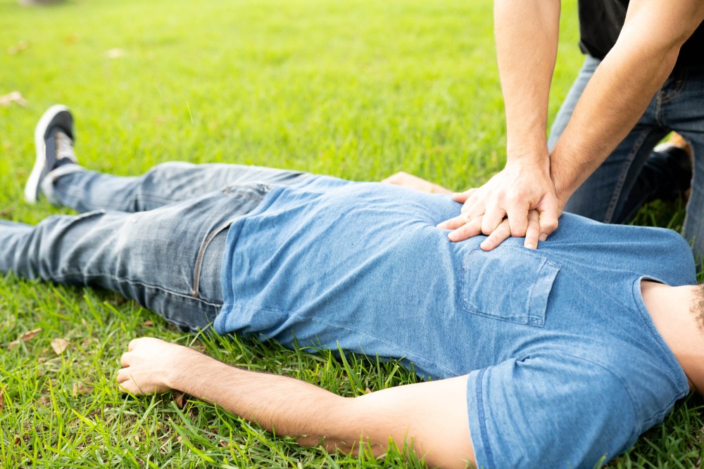 When an individual suffers a cardiac arrest in the community, minutes matter in order to try and save that person’s life. If you are a bystander and see this happen immediately call 112/999.

<a href="/stjohnie/">St John Ambulance Ireland</a> @orderofmaltairl <a href="/irishredcross/">Irish Red Cross</a>  <a href="/CFRIreland/">❤️ CFR Ireland ❤️</a>