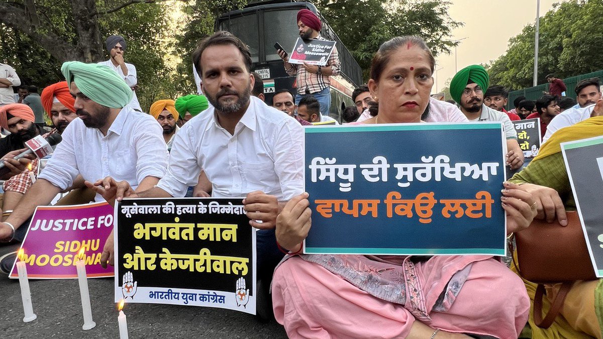 IYCPunjab's tweet photo. Today @IYCPunjab  and  @IYCChandigarh held candle march in Chandigarh in the memory of @iSidhuMooseWala. 
We demand justice for sidhu moosewala and person responsible should be behind the bars.
May the departed soul rest in peace.
@IYC 
@RajaBrar_INC 
@BB__Ashu 
@Allavaru https://t.co/mC7cmuGqRY