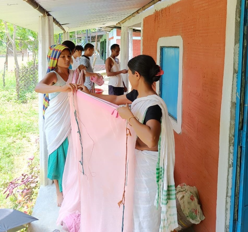 DVBPO_DIBRUGARH's tweet photo. #Healthcareworkers doing #Bednet Impregnation #ITBN of #Community owned #Bednets protection against #mosquitoe      #Malaria #JapaneseEncephalitis #Dengue at #Dibrugarh  under #supervision of #NVBDCP 
@nhm_assam
@NHMDibrugarh https://t.co/u4YMo66UlH
