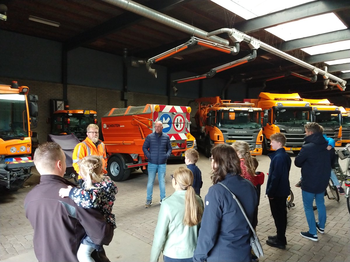 tdiel's tweet photo. ♻️Samen met Omrin en de Protestantse kerk Burgum hebben we gisteren een bijeenkomst gehouden over afval. Kinderen en hun ouders konden een virtueel kijkje nemen in de wereld van afval. De medewerkers van de milieustraat gaven een rondleiding over de milieustraat. #weekzonderafval https://t.co/6OVegzvpOC