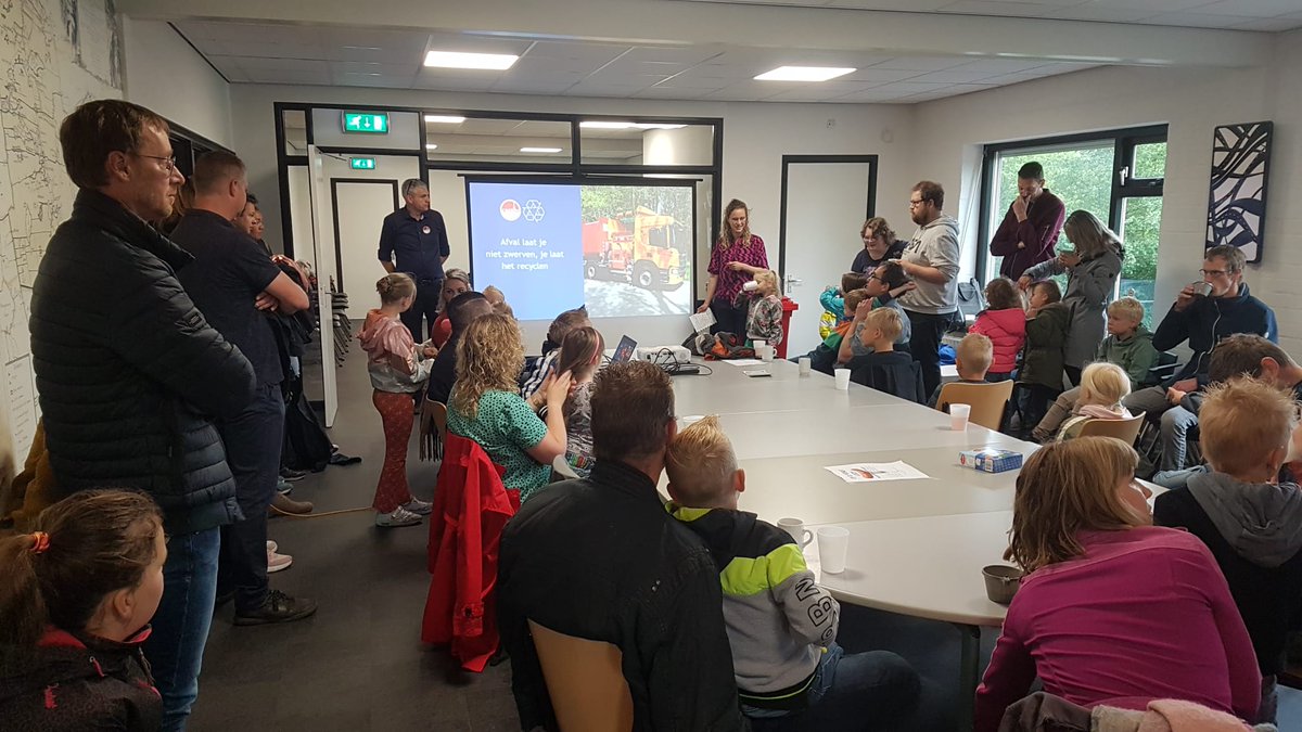 tdiel's tweet photo. ♻️Samen met Omrin en de Protestantse kerk Burgum hebben we gisteren een bijeenkomst gehouden over afval. Kinderen en hun ouders konden een virtueel kijkje nemen in de wereld van afval. De medewerkers van de milieustraat gaven een rondleiding over de milieustraat. #weekzonderafval https://t.co/6OVegzvpOC