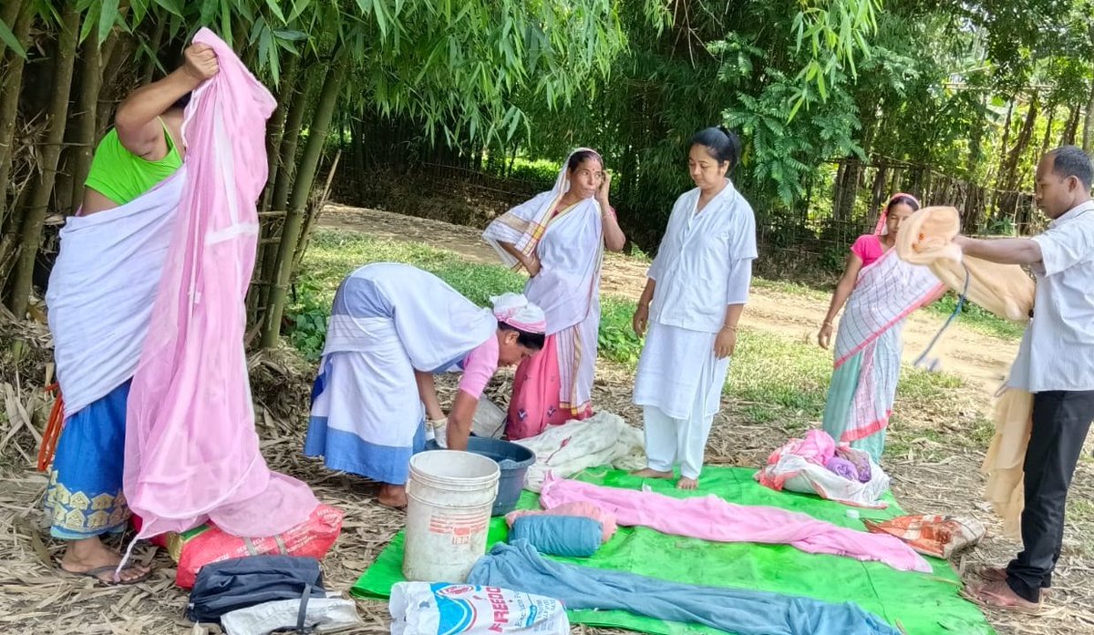 DVBPO_DIBRUGARH's tweet photo. #Healthcareworkers doing #Bednet Impregnation #ITBN of #Community owned #Bednets protection against #mosquitoe      #Malaria #JapaneseEncephalitis #Dengue at #Dibrugarh  under #supervision of #NVBDCP 
@nhm_assam
@NHMDibrugarh https://t.co/u4YMo66UlH