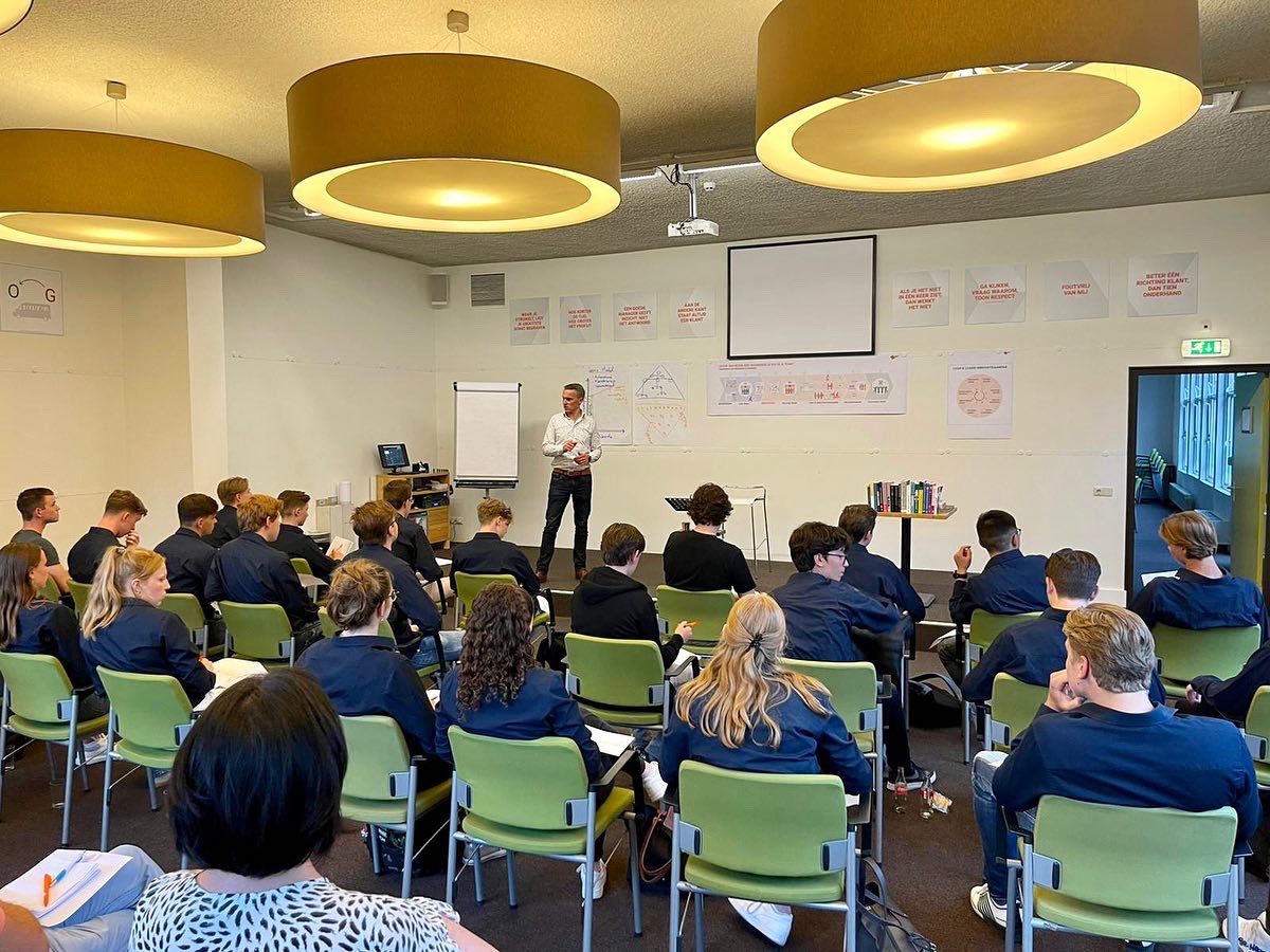 CarolusHelmond's tweet photo. Erik Giebels en Jacqueline Renders-Van de Ven van Learning Waves in Veldhoven verzorgden een zeer leerzaam en inspirerende workshop voor onze leerlingen van het International Business College. Ze werden ingewijd in de principes van verandermanagement. Dankjewel! #carolus #helmond https://t.co/T77ACtUJvP