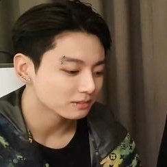 vhyungiekim's tweet photo. Ahora entiendo por qué a Jungkook se le desviaba la mirada cuandoTaehyung usaba pantaloncillos/bóxer
#taekook https://t.co/oHwhHaemKT