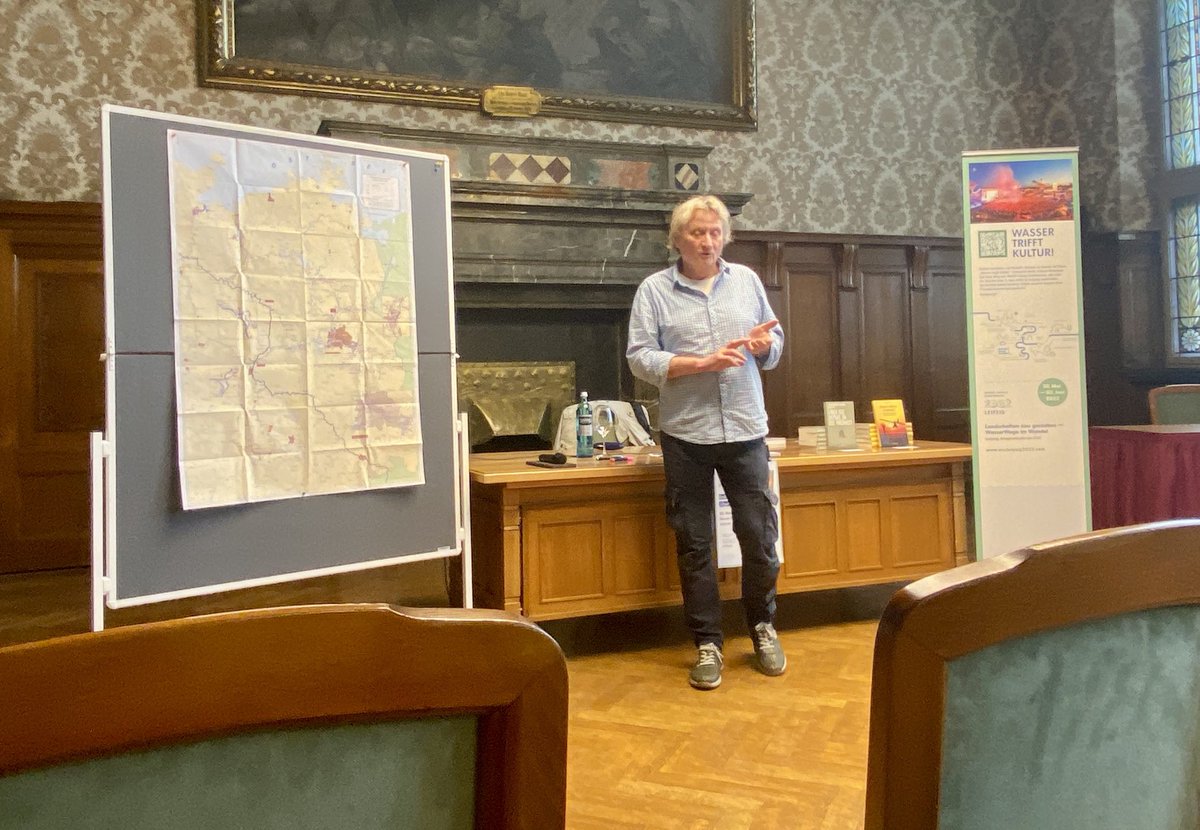 WorldCanals's tweet photo. Wasser trifft Kultur … #wcc2022 Bodo Müller liest aus seinem Buch „Über die Ostsee in die Freiheit“ im Neuen Rathaus https://t.co/vVdrvlpLPP