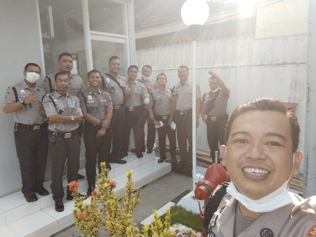ariprayitno08's tweet photo. Santai sejenak tp kami ttp siaga.. Satpam BRI pemberani..
#SatpamBRISigap
#ROMalang
#brikancasitubondo https://t.co/D8osWYCMyv