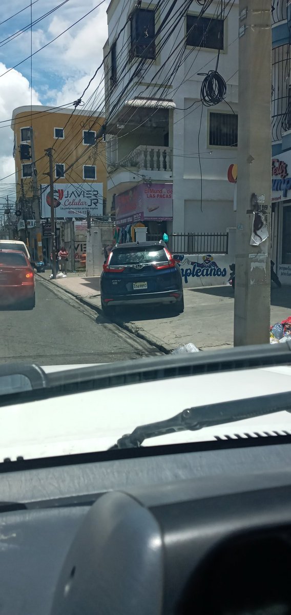 MasterYeik's tweet photo. Visto en #SanFranciscodeMacoris debería la @digesettrd_ llamar a los conductores que se evidencian cometiendo estas acción y hacerles charlas de porque no estacionarse así. https://t.co/Et5r8gnVrV
