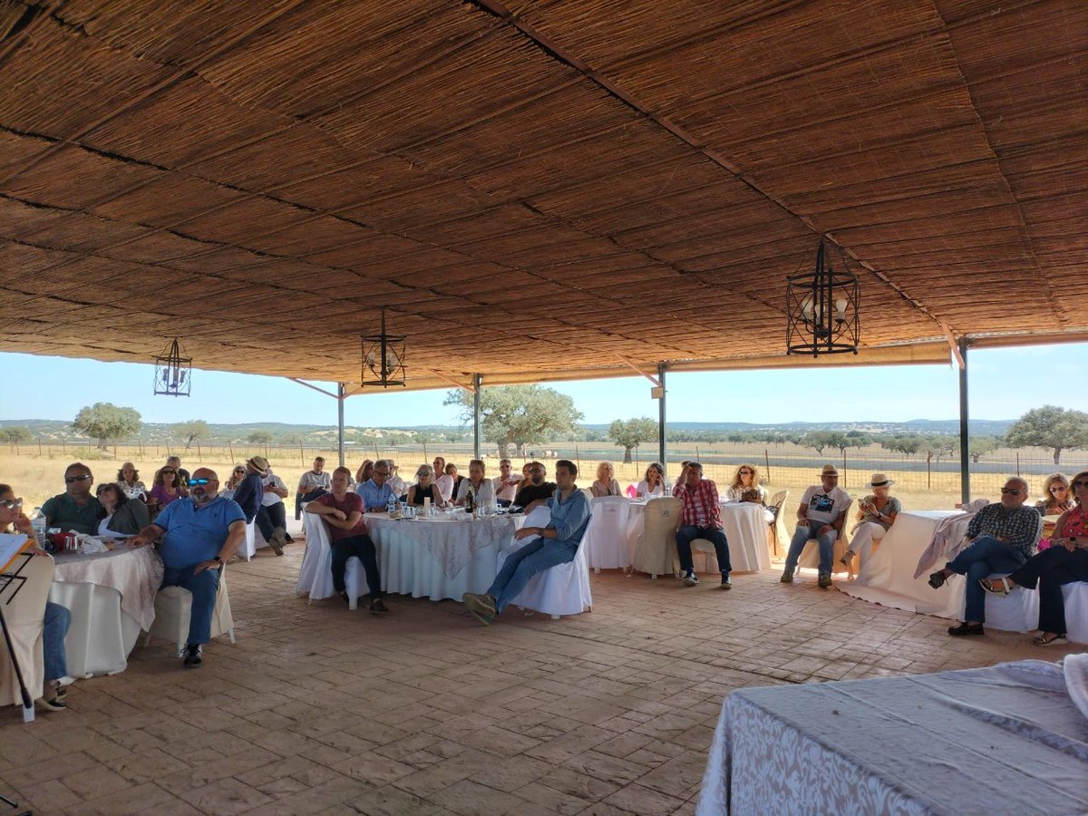 gruporiobadajoz's tweet photo. Fantástica Jornada la de ayer con nuestros amigos de @JyVentreamigos ✌️ Un maravilloso domingo en La Finca Los Espartales donde tuvieron una visita guiada, manejo y capea de reses bravas, cata con Bodegas Alaude, catering con #GrupoRíoBadajoz y jazz.
Gracias ❤️ @JesusFerrer7 https://t.co/zF2W1xnXOd