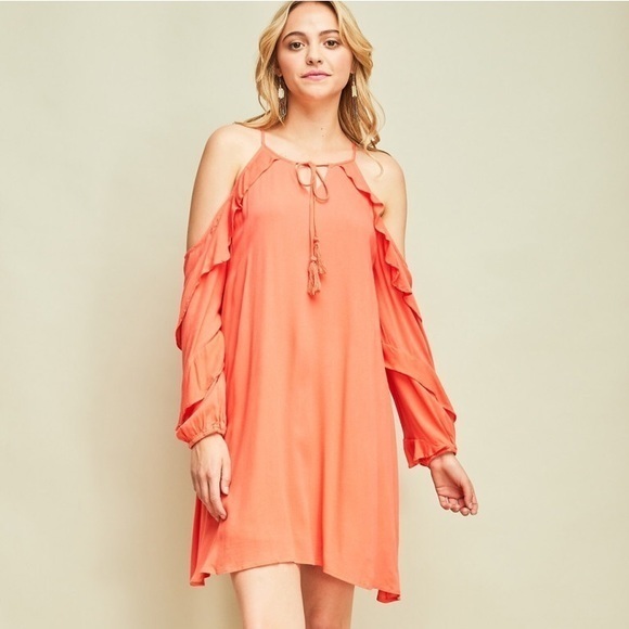 Elleness_'s tweet photo. So good I had to share! Check out all the items I'm loving on @Poshmarkapp #poshmark #fashion #style #shopmycloset #universal #americaneagleoutfitters #entro: https://t.co/PEwHLIJAF7 https://t.co/hMJclQNSVe