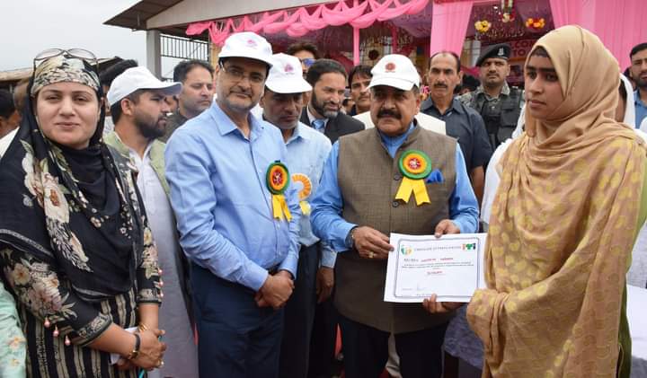 bpmnagam's tweet photo. SHG Members of UMEED JKRLM block Nagam received Skill development training Certificates from Dr Jatinder Singh MOS in PM office in presence of DC Budgam Shahbaz Ahmad Mirza and DPM Budgam Ms. Shinera Sajad.
@MDJKSRLM 
@shahbazmirza9 
@dpmumeedbudgam 
@syedabbasbpm https://t.co/hlCzmj6Rgl