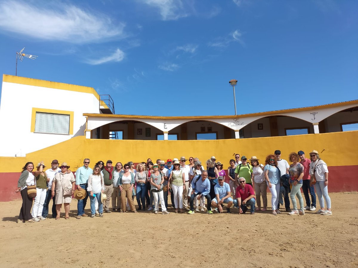 gruporiobadajoz's tweet photo. Fantástica Jornada la de ayer con nuestros amigos de @JyVentreamigos ✌️ Un maravilloso domingo en La Finca Los Espartales donde tuvieron una visita guiada, manejo y capea de reses bravas, cata con Bodegas Alaude, catering con #GrupoRíoBadajoz y jazz.
Gracias ❤️ @JesusFerrer7 https://t.co/zF2W1xnXOd