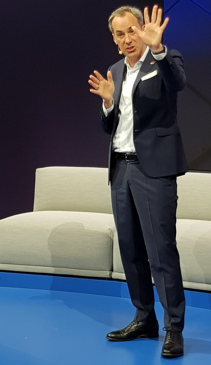 Vor elf Jahren wurde #Industry40 auf der Hannover Messe als Begriff geboren. "Heute sind wir in puncto Industrie 4.0 noch nicht da, wo wir sein sollten", sagt Cedrik Neike, CEO Digital Industries bei Siemens. #HM22 #Siemens
