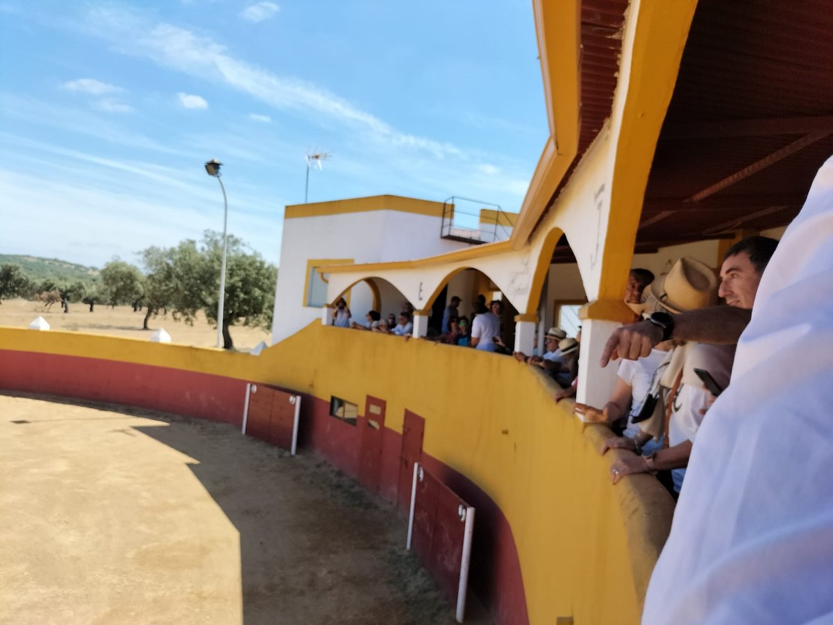 gruporiobadajoz's tweet photo. Fantástica Jornada la de ayer con nuestros amigos de @JyVentreamigos ✌️ Un maravilloso domingo en La Finca Los Espartales donde tuvieron una visita guiada, manejo y capea de reses bravas, cata con Bodegas Alaude, catering con #GrupoRíoBadajoz y jazz.
Gracias ❤️ @JesusFerrer7 https://t.co/zF2W1xnXOd