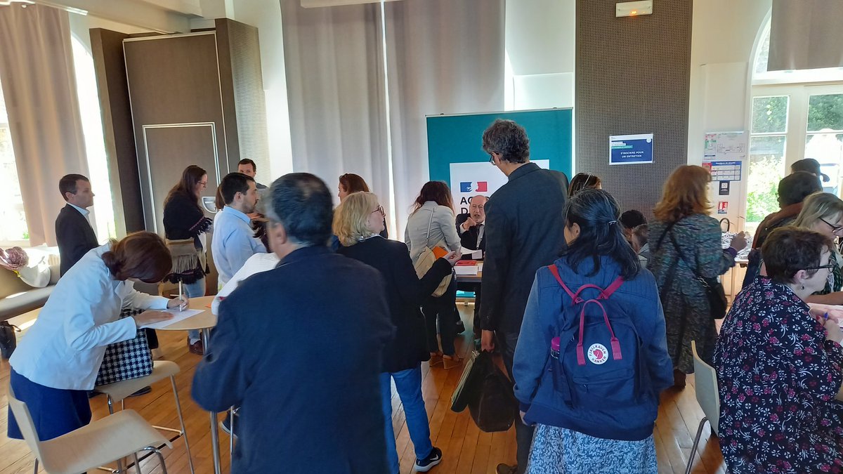 🎯 Aujourd'hui 1ère journée de #recrutement pour l'<a href="/acversailles/">Académie de Versailles</a> des postes enseignant(e)s, AESH, médecins, infirmier(e)s, psychologues... @poleemploi_IDF engagé dans le processus de #recrutement afin faciliter les rencontres entre candidats et professionnels. 
@pole_emploi