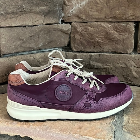estateoforder's tweet photo. So good I had to share! Check out all the items I'm loving on @Poshmarkapp from @4_thrift #poshmark #fashion #style #shopmycloset #ecco #nike: https://t.co/AVmCwnaTiA https://t.co/oPRQjrI2Do