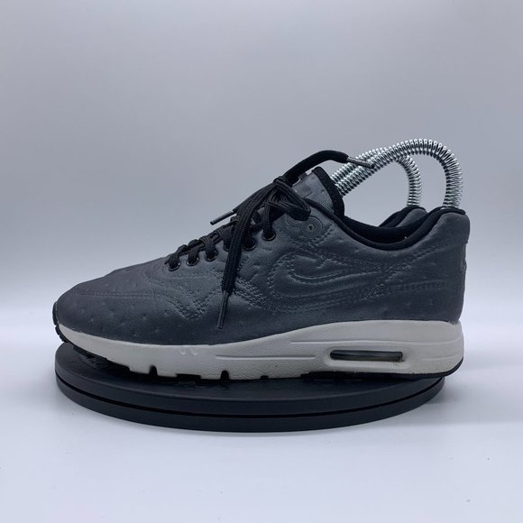 estateoforder's tweet photo. So good I had to share! Check out all the items I'm loving on @Poshmarkapp from @4_thrift #poshmark #fashion #style #shopmycloset #ecco #nike: https://t.co/AVmCwnaTiA https://t.co/oPRQjrI2Do