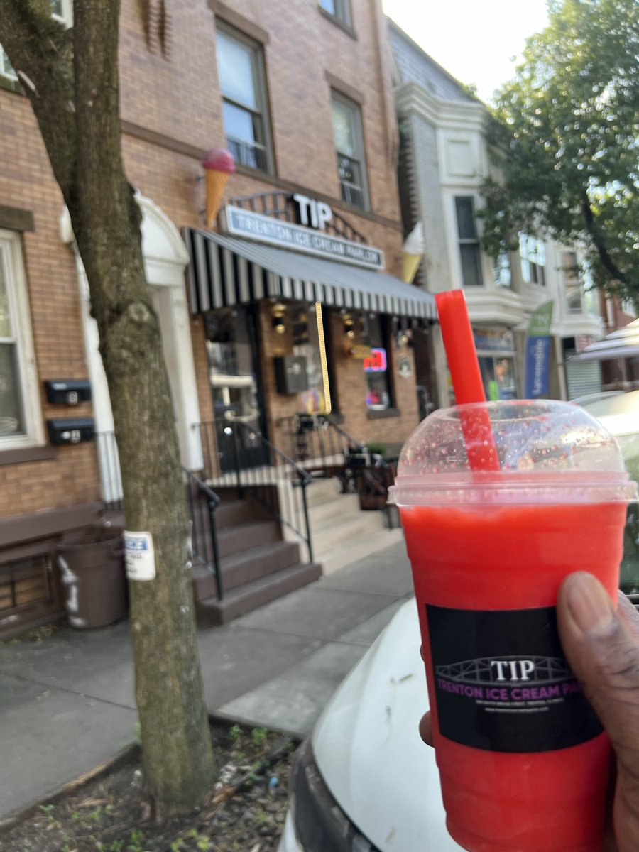 WatsBrain's tweet photo. TIP Trenton Ice Cream Parlor #Cream #Custard #icecream #waterice #treat https://t.co/rx7wT36yCP