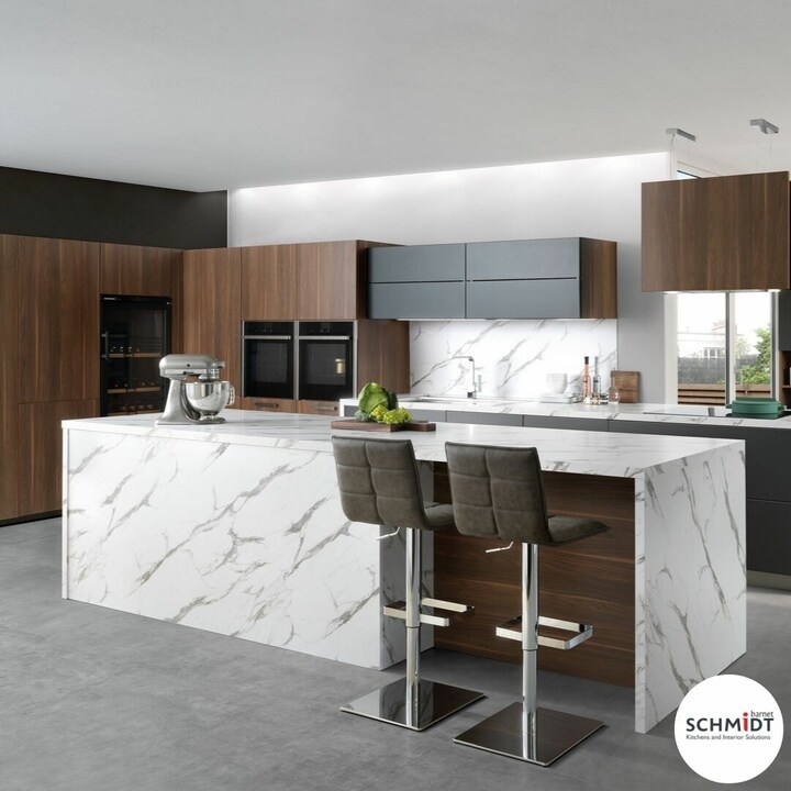 schmidtbarnet's tweet photo. Thanks to the designer bar stools, the large kitchen island is the perfect place for eating and socialising. This fantastic layout features handle less drawers and cupboards that open and close smoothly with a single touch.
Contact us today on 020 3691 8888. https://t.co/CfFugJ9v8u
