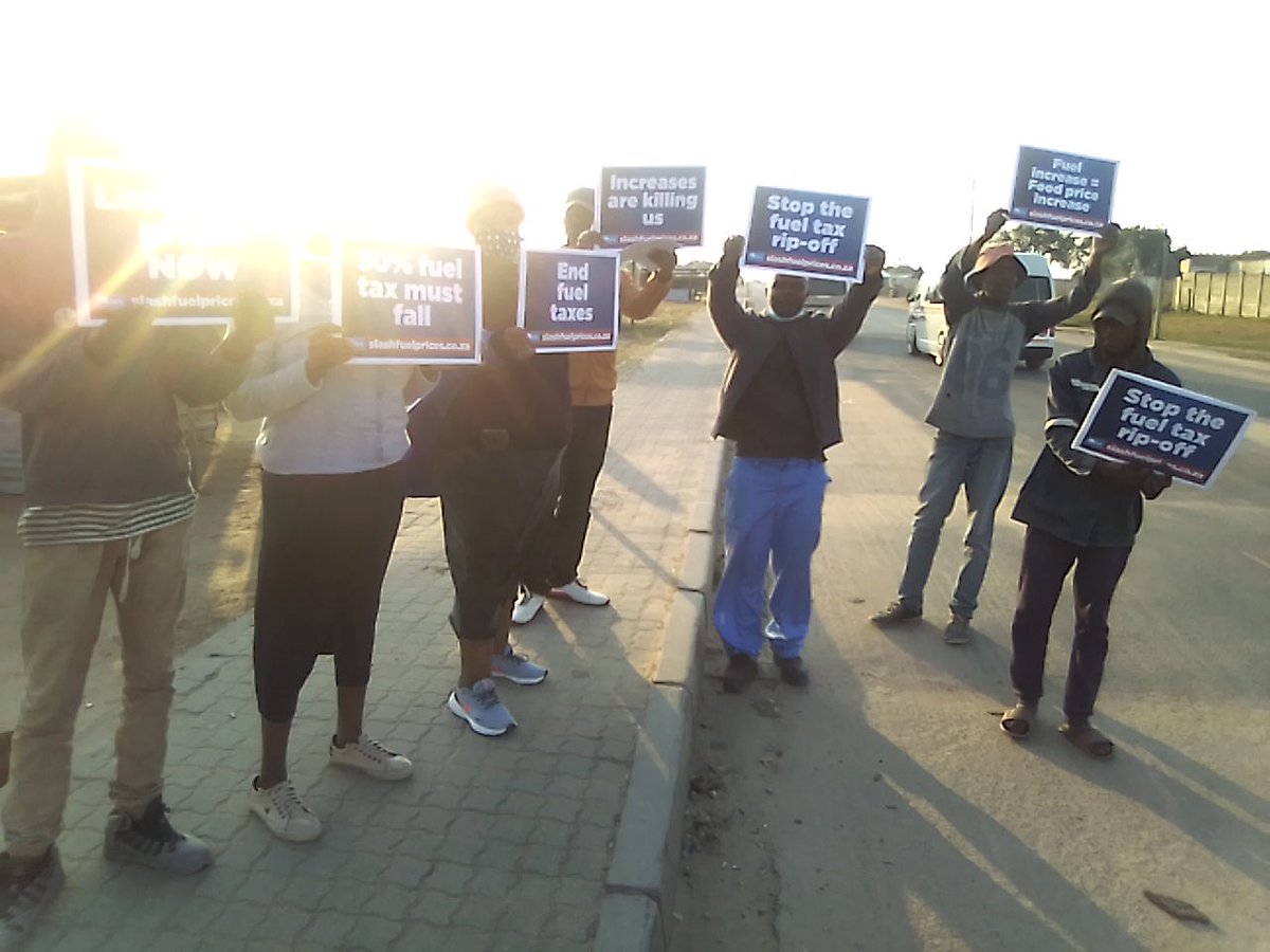 da_limpopo's tweet photo. Motorists waving, hooting and shouting in agreement with our #SlashFuelPrices Campaign in Ward 16, Polokwane! 💙

Visit https://t.co/FsNS2wrs09 to support the call to deregulate, cut taxes, and #slashfuelprices https://t.co/B70zPX9u0x
