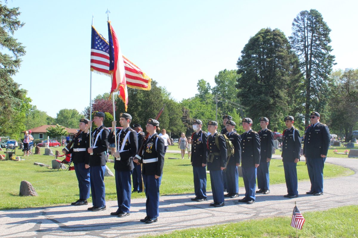 AllThingsBluSF's tweet photo. Memories from #springfieldstrong's Memorial Day celebration. Hearts shatter with each note of "Taps," each volley from the "21-Gun" salute &amp; recognition that the cost of freedom is greater than most can comprehend... @sls_super  @ohiostmusicman @BlueDevil_JROTC @SLS_A_SUPER https://t.co/YAwWsPwWoM
