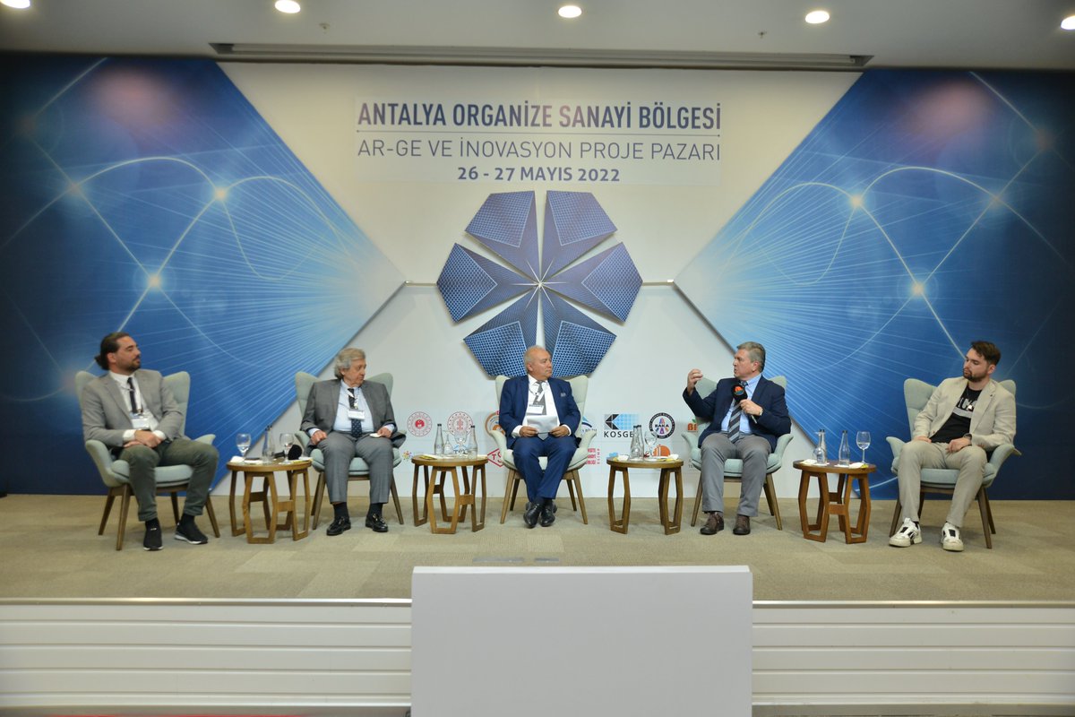 AOSBProjePazari's tweet image. Antalya OSB Ar-Ge ve İnovasyon Proje Pazarı Yürütme Kurulu Başkanı Prof. Dr @numanhoda Moderatörlüğünde Teknolojideki Eğilimler Işığında Türkiye&apos;de Dijital Dönüşüm ve Üniversite-Sanayi İşbirliği Paneline katkı sağlayan değerli hocalarımıza ve panelistlerimze şükranlarımzı sunarz.