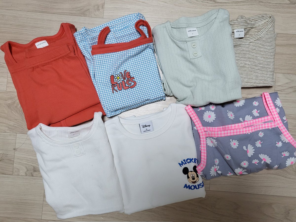 각 5만원씩 남대문 아동복 한브랜드 랜덤박스
둘째꺼 더 많이 챙겨주신거 같고
전부 넘 이쁘고 귀엽다..
첫째는 티없어서 살랬는데 반팔이 제법 많음 ㅋㅋ