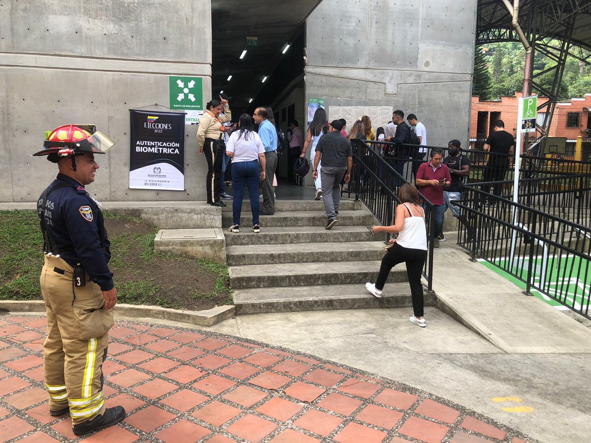 #Atención Nuestras unidades realizaron acompañamiento en varias zonas del municipio durante la jornada electoral de este domingo 29 de mayo. 
Somos #BomberosSabaneta y estamos para cuidarte