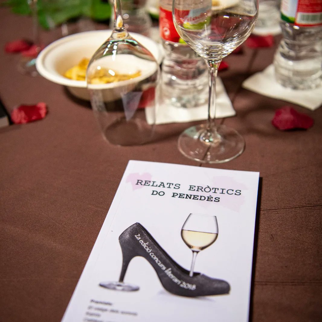 VisitaAvinyonet's tweet photo. El #Visexual va tornar aquest #Microvi2022 a #Cantallops per enamorar-nos i gaudir de la intensa relació entre la sexualitat i el vi amb @elsantofici i @futurapenedes una vetllada esplèndida i una font d'inspiració per als participants del VI Concurs de relats eròtics @dopenedes https://t.co/YptjFRhlT6