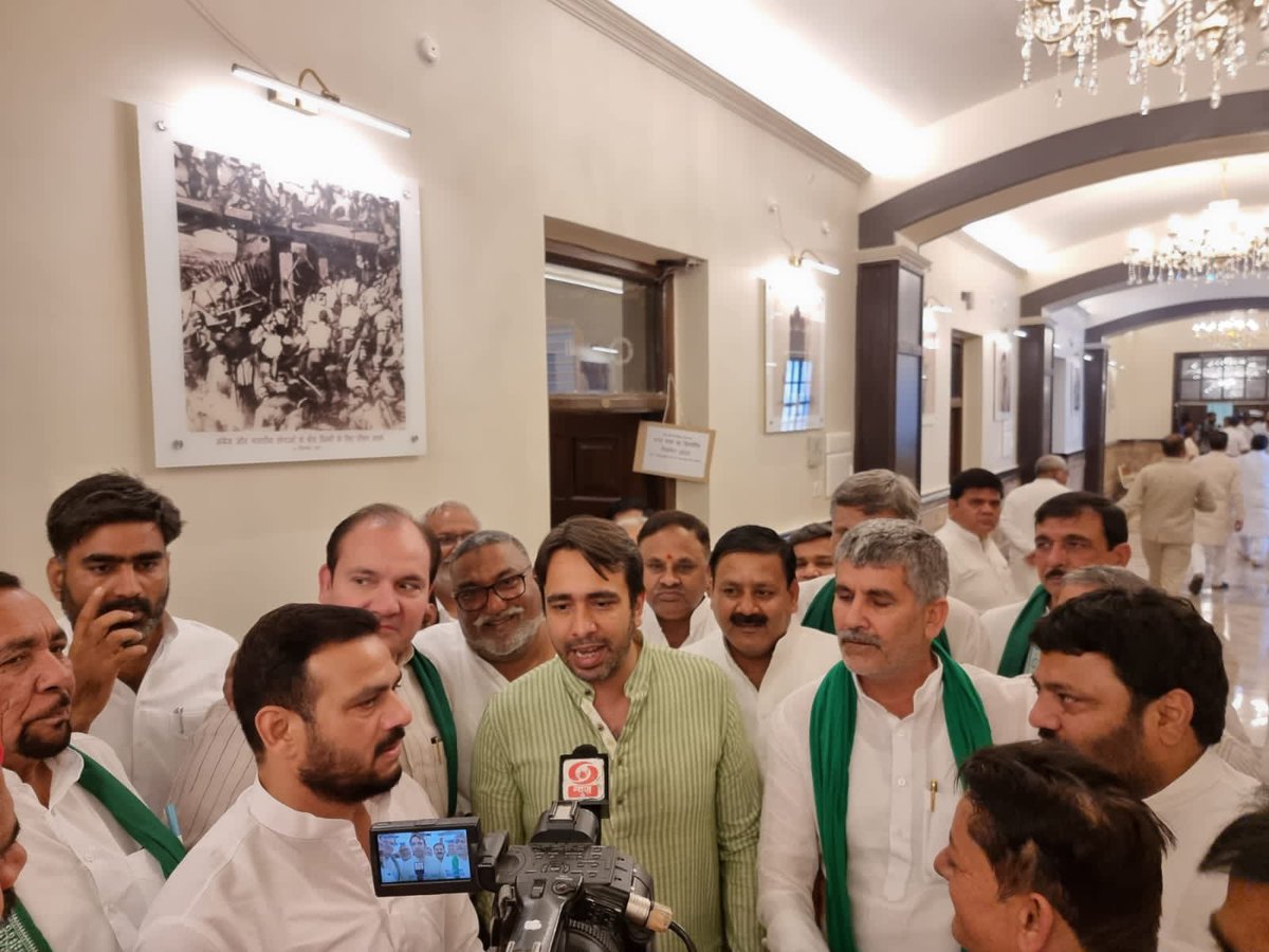 आज विधानसभा में किसान नेता श्री जयंत चौधरी जी के नामांकन में शामिल रहा .. आपका बहुत आभार सम्मान देने के लिए. भाई सुहैब अंसारी मन्नू( विधायक मुहम्मदाबाद) का आभार