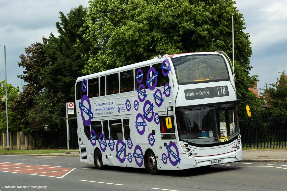 2007 (SN69ZRO) outside Douays Martyrs School this afternoon as it made its way to Heathrow Central from Ruislip on the 278.

One of a few buses in London which now feature an Elizabeth Line wrap to let customers know that the route connects to the line!
@AbellioLondon @TfL