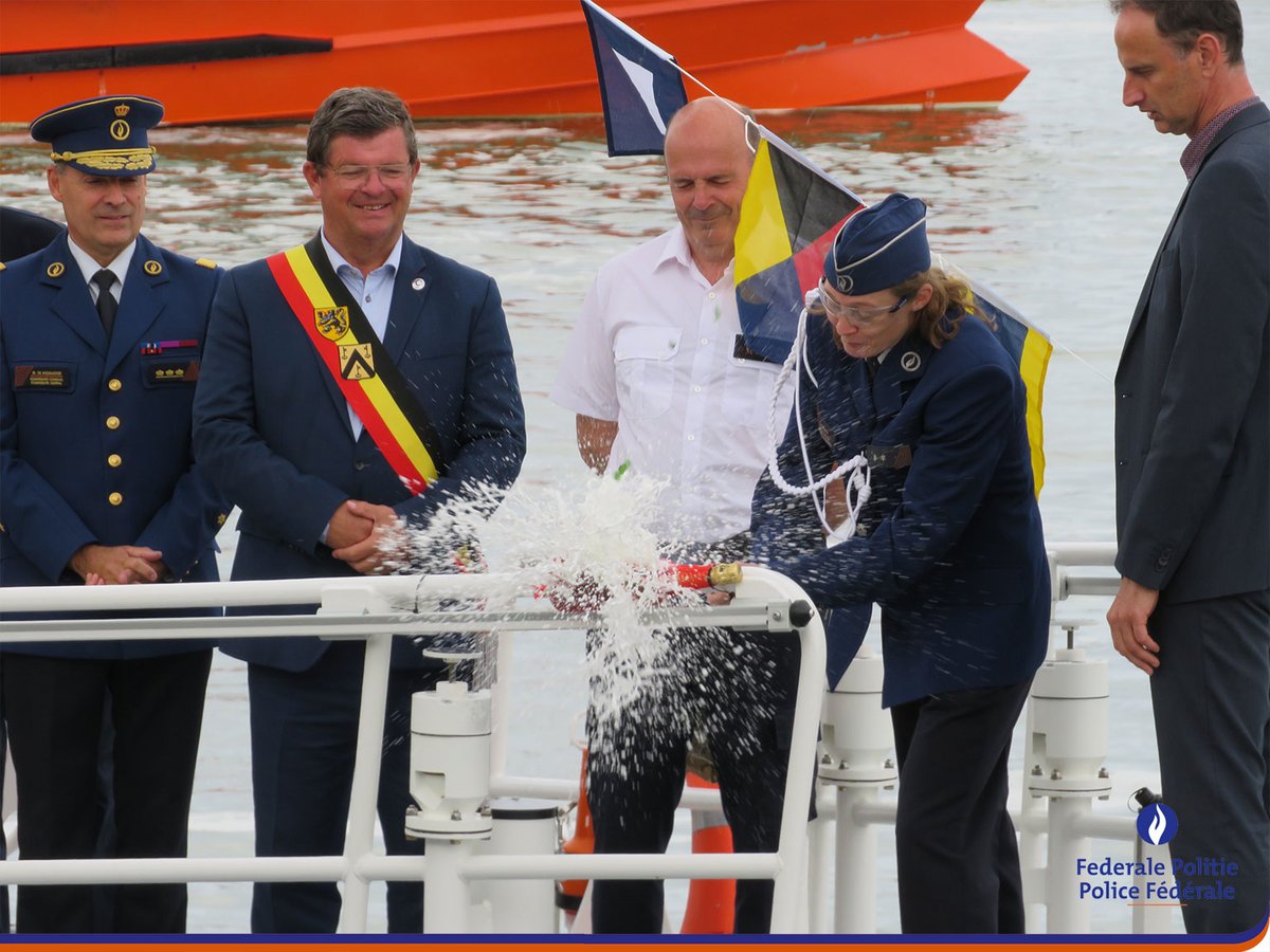 federalepolitie's tweet photo. Meter Delfine Persoon doopte vandaag in Oostende het nieuwe patrouillevaartuig SPN-01 voor de Scheepvaartpolitie. Het vaartuig werd aangekocht door @agentschapMDK en staat 24/7 ter beschikking om uit te varen op de Noordzee. #Scheepvaartpolitie #MDKinbeeld https://t.co/GUDE8S2VF3