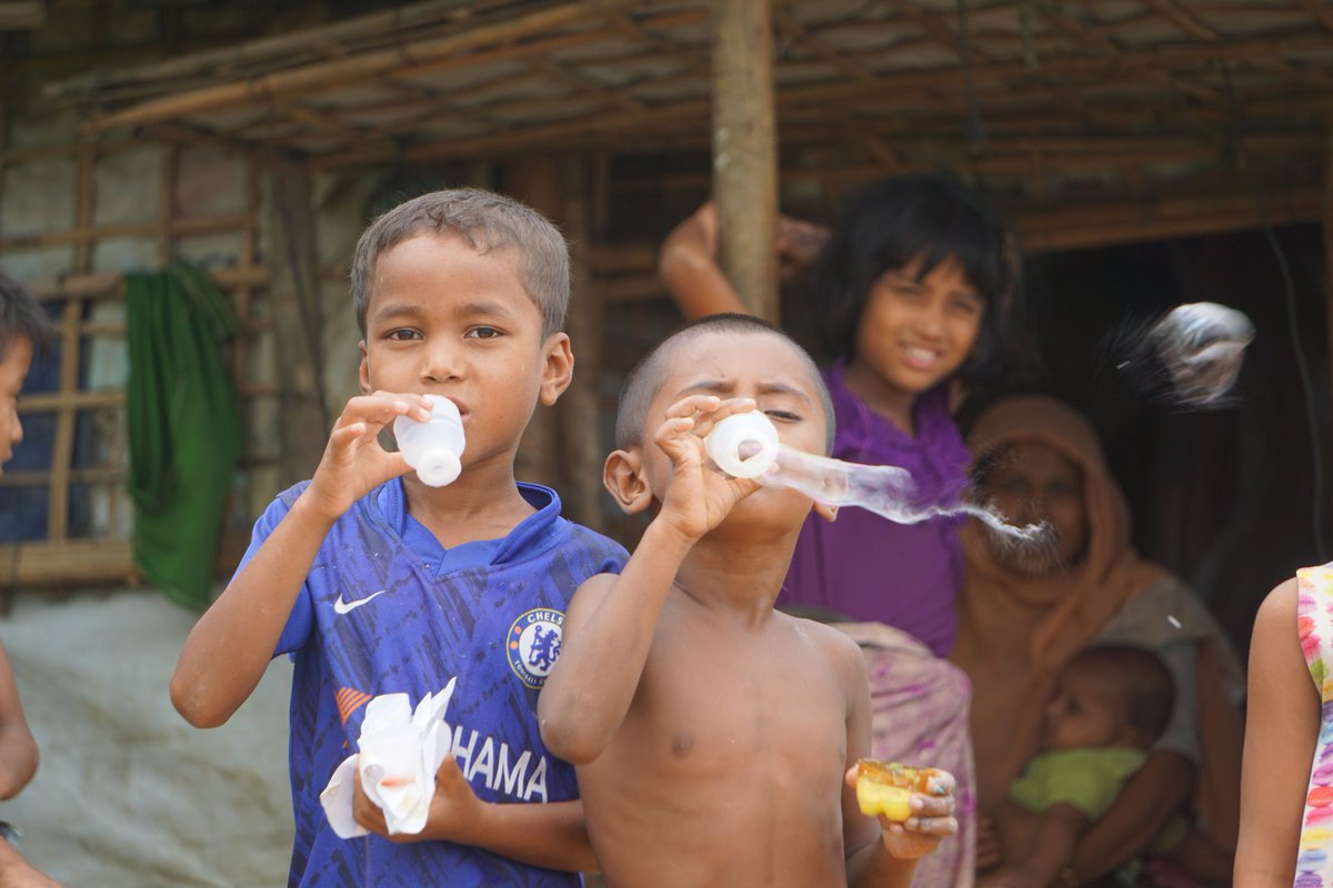 Children love blowing bubbles. These fun moments of childhood are unforgettable for everyone.
ကလေးငယ်များသည် ပူဖောင်းမှုတ်ခြင်းကို နှစ်သက်ကြသည်။ ဒီလို ပျော်ရွှင်စရာ ကလေးဘဝ အခိုက်အတန့်တွေဟာ လူတိုင်းအတွက် မမေ့နိုင်စရာပါပဲ။
#ရိုဟင်ဂျာ
#ဒုက္ခသည်များ
#ကလေးများ
#ပူဖောင်း
#ကစားခြင်း။