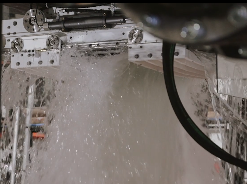 thesnowbirds's tweet photo. CH-47 Chinook T1 N404AJ has done great work on #LostLakeFire. 4AJ uses internal H₂0 tank, not Bambi Bucket. Underbelly doors allow precision drops similar to fixed wing tankers. Video story on Billings Flying Service tank design process here:
https://t.co/SQte5x2CRZ
#AZFire https://t.co/we5Ghact4t