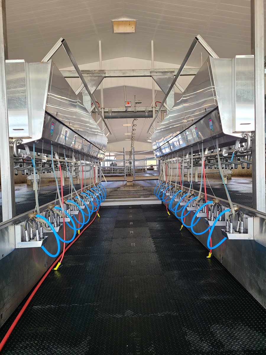 DortmansB's tweet photo. What a gorgeous view of this Boumatic parlour that just started up after a barn fire. The roll up door allows for a nice view and pleasant work environment during milking. #boumatic https://t.co/jYO1naEHP3
