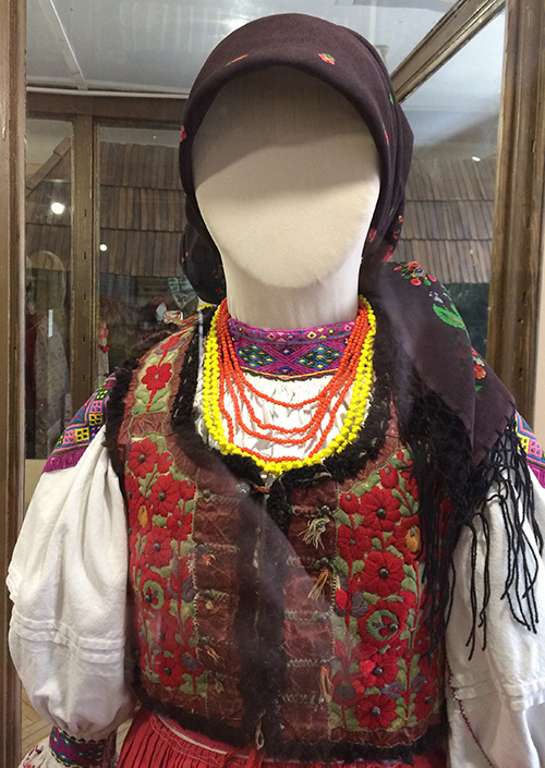 nat_clothing's tweet photo. Variety of Ukrainian traditional women’s bodices and vests from different regions of Ukraine https://t.co/GIowGqVR87
#bodice #vest #Ukraine #outergarments #waistcoat #stanik #sheepskinvest #tsurkanka #muntian #kersetka #leibyk #quiltedbodice #bunda #keptar #nationalclothing https://t.co/VVK3AIXLuq