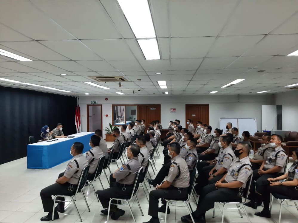 ariprayitno08's tweet photo. Satpam BRI pemberani.. Pembinaan mental utk meningkatkan layanan..
#SatpamBRISigap
#ROMalang
#brikancasitubondo https://t.co/fpnTvKPgGt