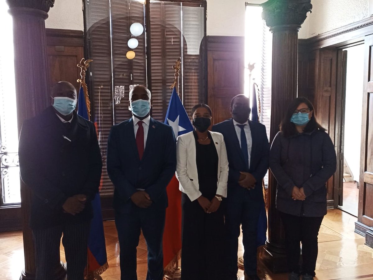 SJMChile's tweet photo. 📸Equipos de #Migrapp y Estudios visitaron hoy la Embajada de 🇭🇹en 🇨🇱 @haiti_embajada para difundir nuestra consulta dirigida a personas migrantes en Chile y que busca su opinión frente a la nueva Ley de Migración y Extranjería. Tú, participa aquí 👉🏿https://t.co/MTe2VBs6FF https://t.co/eWi9YWWh1l