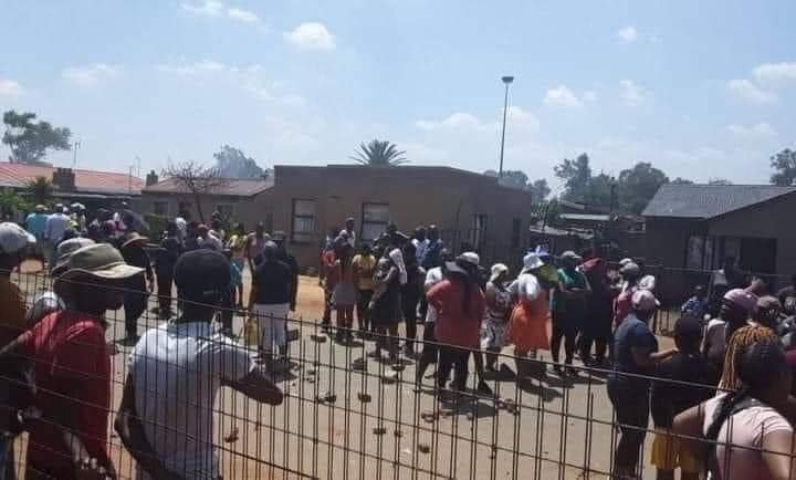 D_vox_737's tweet photo. Life mara💔 😭😭... This happened this morning on my street. My friend's house make the policemen and 14 are find in of house. Even still takes to done all once together. I am to so be to aware. 😭 when u ask I ask and is police and they say no😢 😭 😿 😢 😭 it's painful https://t.co/Y0ey1AYyOB