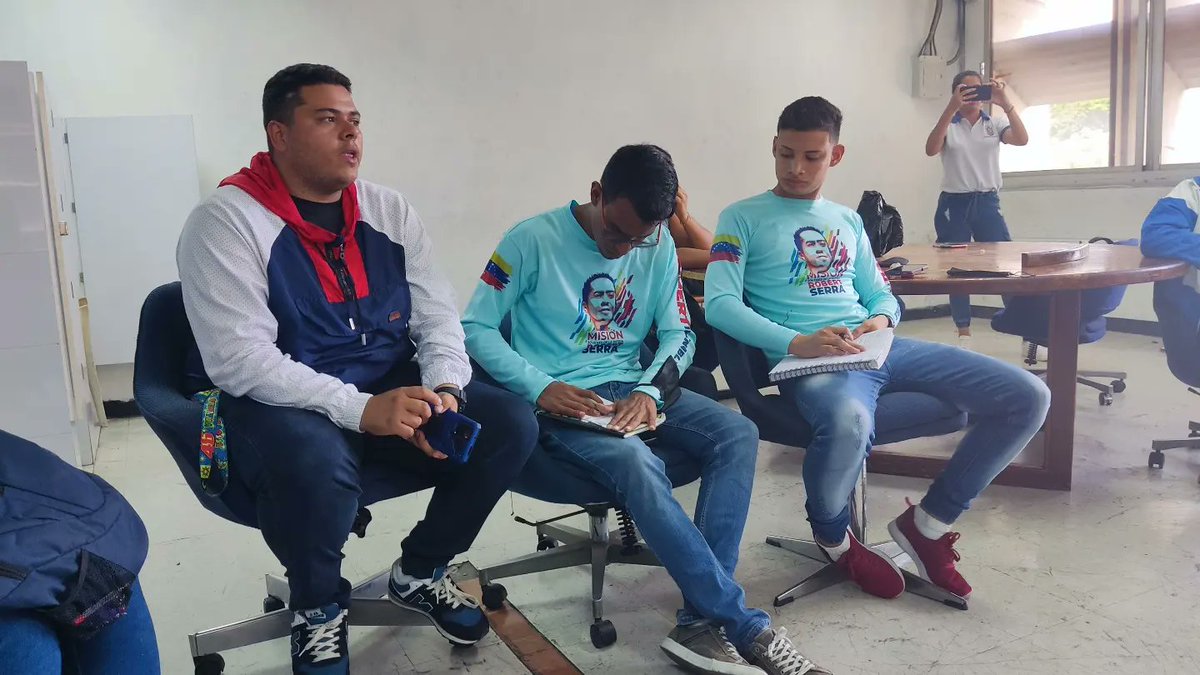 MisionRsMiranda's tweet photo. #EnDesarrollo || Reunión de organización y operatividad de la Vanguardia Regional de nuestra Misión en el estado Miranda.
Resistir, Renacer y Revolucionar ✊🏻

#VenezuelaSoberana

@NicolasMaduro 
@dcabellor
@soy_urquia 
@MervinMaldonad0 https://t.co/ylfkKAugEm