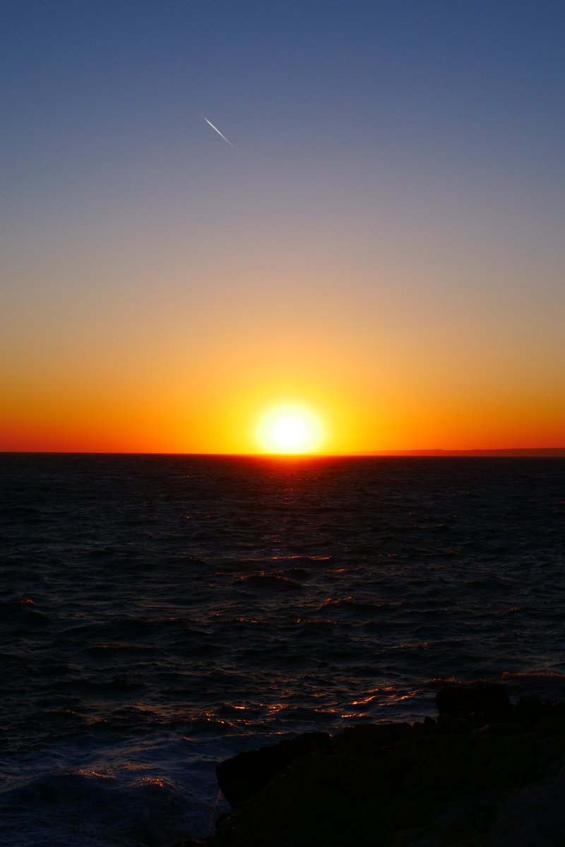 AlexBoeroOff's tweet photo. Vous ne verrez (peut-être) rien de plus beau aujourd'hui, que ce pure coucher de soleil sur Marseille capté ce week-end ☀ (et merci l'avion)
#marseille #lescalanques #calanquesdemarseille #callelongue #lesgoudes #tourisme #photography #photo #calanques #sunset #coucherdesoleil https://t.co/G2giTYKvur