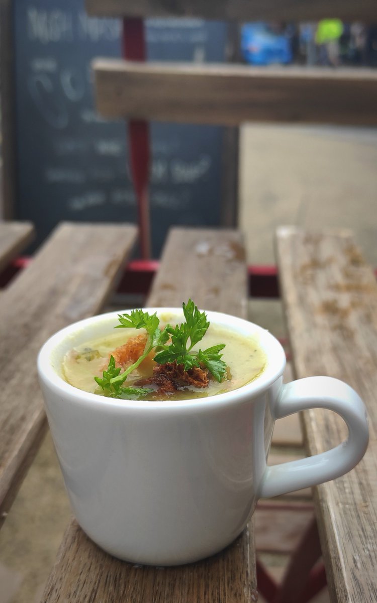 And voila! The soup is CALMING GREEN (courgette, broccoli, green pea, leek). Only goods.#soup #lunch #Dublin