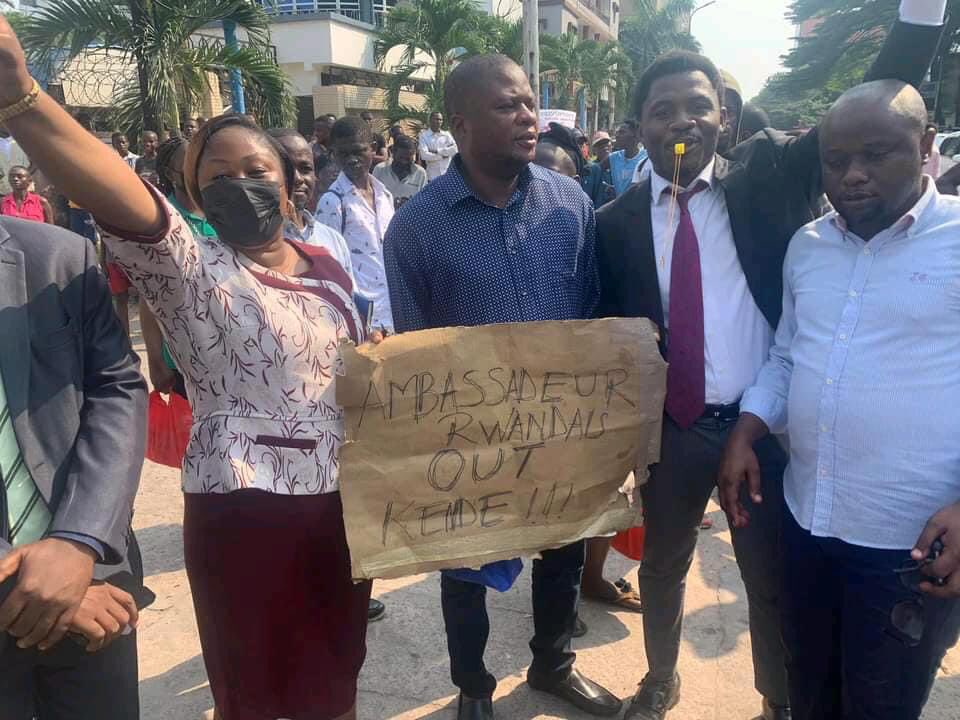 rwandaiskilling's tweet photo. #RDC : Manifestation ce lundi  des Congolais  devant l’ambassade du Rwanda à Kinshasa. Ils exigent la fin totale des relations diplomatiques avec le pays de Paul kagame , le drapeau du Rwanda brûlé par les manifestants.

#RwandaIsKiling https://t.co/hwFBtycRa2