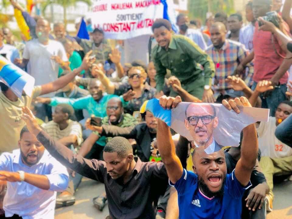 rwandaiskilling's tweet photo. #RDC : Manifestation ce lundi  des Congolais  devant l’ambassade du Rwanda à Kinshasa. Ils exigent la fin totale des relations diplomatiques avec le pays de Paul kagame , le drapeau du Rwanda brûlé par les manifestants.

#RwandaIsKiling https://t.co/hwFBtycRa2