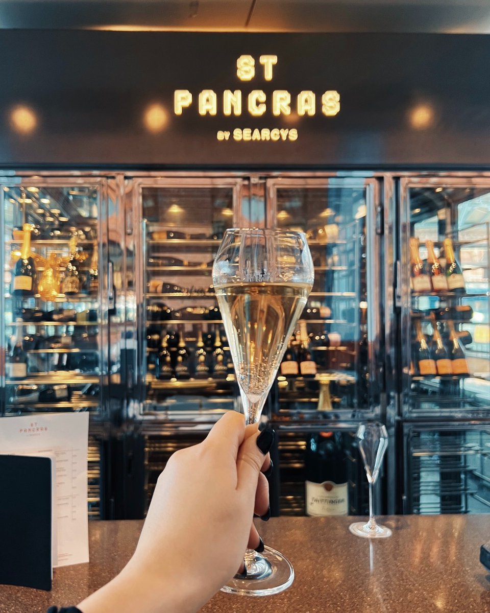 SearcyStPancras's tweet photo. The countdown to the long weekend is on...one day down, that calls for bubbles🥂
#searcyslondon #seaercystpancras #platinumjubilee #bankholidayweekend #threedayweek https://t.co/Xn4owy5MhT
